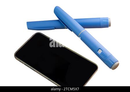 Semaglutid-Injektionsstifte und Mobiltelefon, isoliert auf weißem Hintergrund Stockfoto