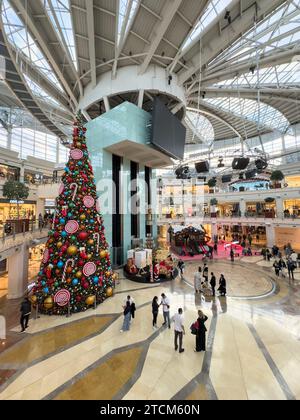 istanbul, türkei - 12. dezember 2023; Weihnachtsbaum oder noelbaum mit bunten Dekorationen im Istinye Park Einkaufszentrum, einem der beliebten Einkaufszentren in Istanbul, T Stockfoto