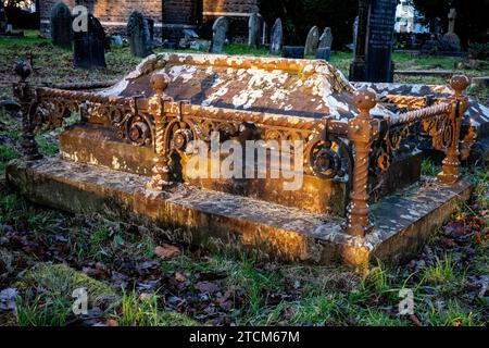 Sonnenuntergang am frostigen Wintertag auf einem Friedhof in Cardiff, Wales. Grab. Evokativ, traurig, traurig, gotisch, Tod, Leben Nach Dem Tod. Konzepte. Stockfoto