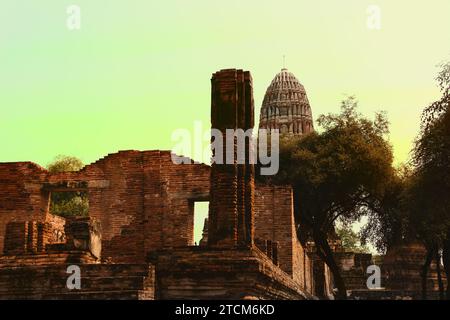 Ruinen von buddhistischen alten Shichara, Dagoba, Stupa in Südthailand, Ayutthaya. Die antike Hauptstadt des Königreichs Ayutthaya, die Sia vorausging Stockfoto