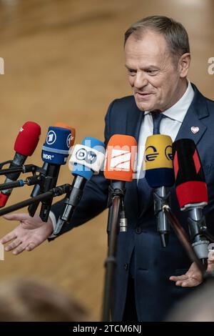 BRÜSSEL - der polnische Premierminister Donald Tusk trifft auf ein Gipfeltreffen mit Staats- und Regierungschefs der Europäischen Union und des westlichen Balkans ein. Zu den Gesprächen gehörte der Beitritt der Ukraine zur Europäischen Union. ANP JONAS ROOSENS niederlande aus - belgien aus Stockfoto