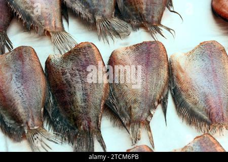 Thailändische Küche. Gebackener Fisch (Tilapia), heiß geräucherter Fisch Stockfoto