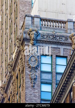 Helmsley Building (ehemaliges New York Central Building) Detail: Oben auf dem Westflügel an der East 46th Street. Stockfoto