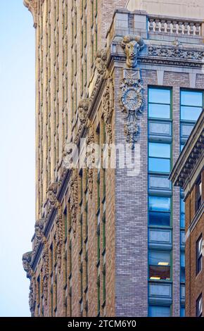 Helmsley Building (ehemaliges New York Central Building) Detail: Oben auf dem Westflügel an der East 46th Street. Stockfoto