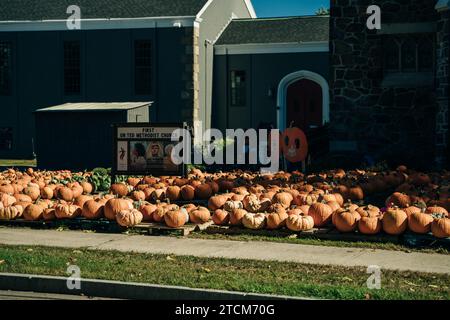 New hampshire usa - 2. oktober 2023 Kürbisse auf der Straße vor der Kirche vor halloween. Stockfoto