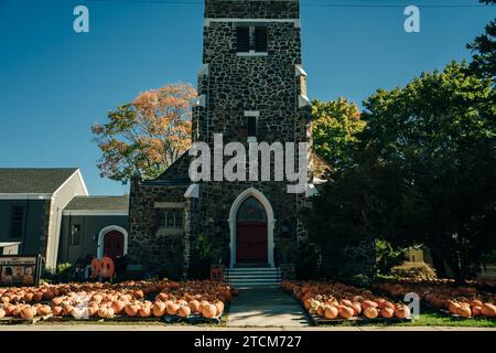 New hampshire usa - 2. oktober 2023 Kürbisse auf der Straße vor der Kirche vor halloween. Stockfoto