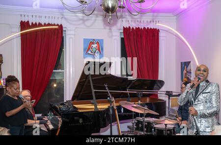 Catherine Russell, Rob Schwimmer und Aaron Paul treten am 9. Dezember 2022 im Chelsea Stadthaus von Mark Kostabi in New York auf (Foto: David Warren /SIPA? USA) Credit: SIPA USA/Alamy Live News Stockfoto