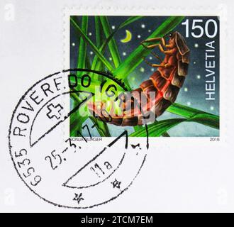 MOSKAU, RUSSLAND - 19. NOVEMBER 2023: Roveredo Poststempel gedruckt in der Schweiz zeigt den gewöhnlichen Glühwurm (Lampyris noctiluca), nachtaktive Tiere Stockfoto