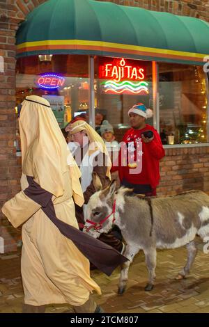 Detroit, Michigan - das südwestliche Detroit Holiday fest im mexikanisch-amerikanischen Viertel. Eine posada-Prozession, eine mexikanische Tradition Stockfoto