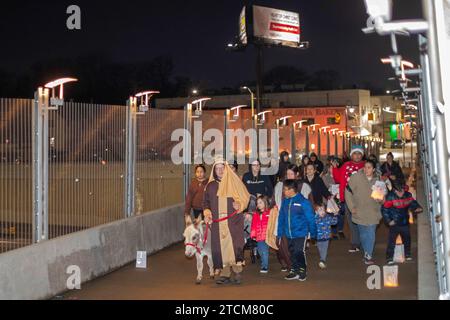 Detroit, Michigan - das südwestliche Detroit Holiday fest im mexikanisch-amerikanischen Viertel. Eine posada-Prozession, eine mexikanische Tradition Stockfoto