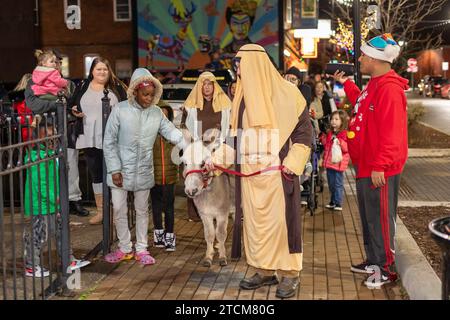 Detroit, Michigan - das südwestliche Detroit Holiday fest im mexikanisch-amerikanischen Viertel. Eine posada-Prozession, eine mexikanische Tradition Stockfoto