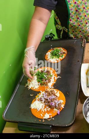 Detroit, Michigan - das südwestliche Detroit Holiday fest im mexikanisch-amerikanischen Viertel. Mama's Kitchen serviert traditionelle mexikanische Gerichte. Stockfoto