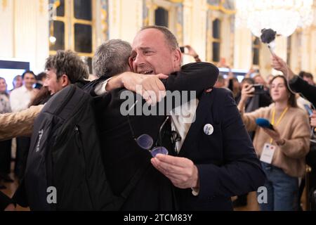 Paris, Frankreich. Dezember 2023. Bourges Bürgermeister Yann Galut reagiert auf die Ankündigung der Stadt Bourges als Kulturhauptstadt Europas 2028 im Pariser kulturministerium am 13. Dezember 2023. Foto: Raphael Lafargue/ABACAPRESS.COM Credit: Abaca Press/Alamy Live News Stockfoto