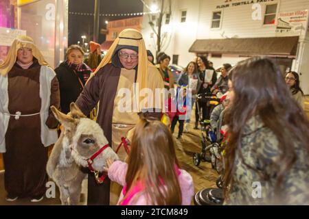 Detroit, Michigan - das südwestliche Detroit Holiday fest im mexikanisch-amerikanischen Viertel. Eine posada-Prozession, eine mexikanische Tradition Stockfoto