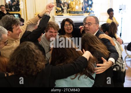 Paris, Frankreich. Dezember 2023. Bourges Bürgermeister Yann Galut reagiert auf die Ankündigung der Stadt Bourges als Kulturhauptstadt Europas 2028 im Pariser kulturministerium am 13. Dezember 2023. Foto: Raphael Lafargue/ABACAPRESS.COM Credit: Abaca Press/Alamy Live News Stockfoto