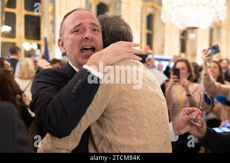 Paris, Frankreich. Dezember 2023. Bourges Bürgermeister Yann Galut reagiert auf die Ankündigung der Stadt Bourges als Kulturhauptstadt Europas 2028 im Pariser kulturministerium am 13. Dezember 2023. Foto: Raphael Lafargue/ABACAPRESS.COM Credit: Abaca Press/Alamy Live News Stockfoto