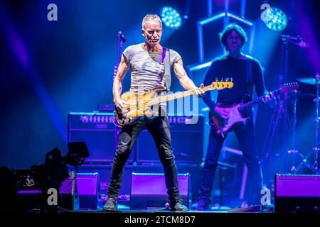 Mailand Italien. Dezember 2023. Der englische Sänger, Songwriter und Schauspieler Gordon Matthew Thomas Sumner, besser bekannt unter dem Künstlernamen STING, tritt live auf der Bühne des Mediolanum Forum während der My Songs Tour 2023 auf. Stockfoto