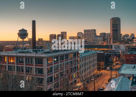 Blick auf die Skyline bei Sonnenuntergang vom Church Hill Overlook in Richmond, Virginia Stockfoto