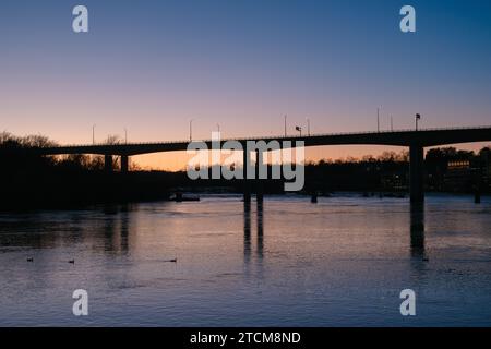 Blick auf den James River von der T. Tyler Potterfield Memorial Bridge in Richmond, Virginia Stockfoto