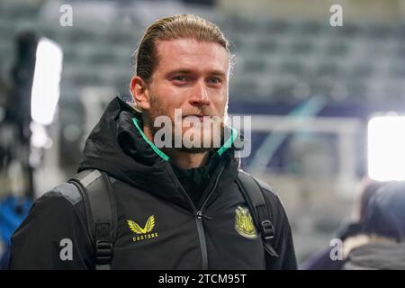 Newcastle, Großbritannien. Dezember 2023. Newcastle United Torhüter Loris Karius (18) kommt am 13. Dezember 2023 vor dem Spiel Newcastle United FC gegen AC Milan UEFA Champions League Gruppe F im St.James' Park, Newcastle, Großbritannien. Credit: Every Second Media/Alamy Live News Stockfoto