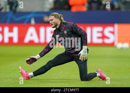 Newcastle, Großbritannien. Dezember 2023. Newcastle United Torhüter Loris Karius (18) wärmt sich am 13. Dezember 2023 während des Spiels Newcastle United FC gegen AC Milan UEFA Champions League Gruppe F im St.James' Park, Newcastle, Vereinigtes Königreich auf. Credit: Every Second Media/Alamy Live News Stockfoto