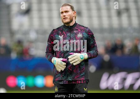 Newcastle, Großbritannien. Dezember 2023. Newcastle United Torhüter Loris Karius (18) wärmt sich am 13. Dezember 2023 während des Spiels Newcastle United FC gegen AC Milan UEFA Champions League Gruppe F im St.James' Park, Newcastle, Vereinigtes Königreich auf. Credit: Every Second Media/Alamy Live News Stockfoto