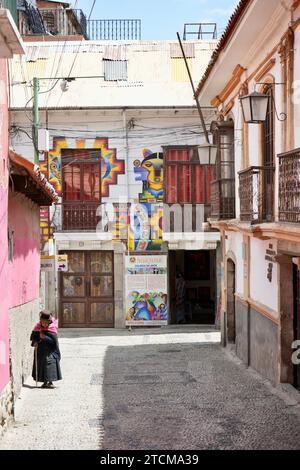 Eine ältere Dame in traditioneller bolivianischer Kleidung auf der schmalen Straße, bekannt als „Qawra Cancha“. La Paz, Bolivien. Stockfoto