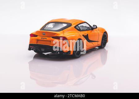 Fast&Furious Toyota Supra 1:43-Modellauto, Rückansicht, weißer Hintergrund mit Reflexion Stockfoto