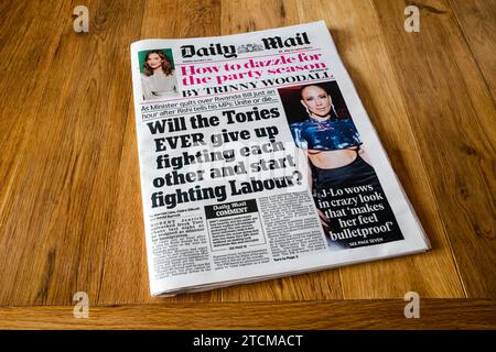 7. Dezember 2023. Die Titelzeile in Daily Mail lautet: Werden die Tories JEMALS aufgeben, sich gegenseitig zu bekämpfen und beginnen, Labour zu bekämpfen? Stockfoto