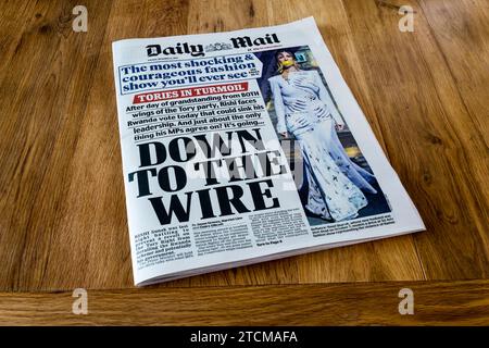 Dezember 2023. Die Titelzeile von Daily Mail lautet Tories in Turbulenzen und Down to the Wire. Bezieht sich auf die Abstimmung über den Ruanda-Gesetzentwurf der Konservativen. Stockfoto