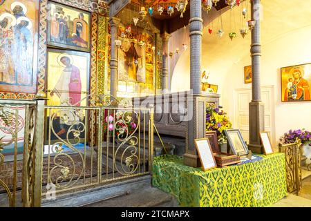 Veliky Nowgorod, Russland - 26. August 2023: Innenraum der orthodoxen Kathedrale des Chutyn-Klosters der Verklärung des Erlösers und des Heiligen Varlaam Stockfoto