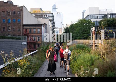 New York, USA. September 2023. Besucher gehen entlang der ehemaligen Güterzugstrecke der High Line. Quelle: Sebastian Kahnert/dpa/Alamy Live News Stockfoto