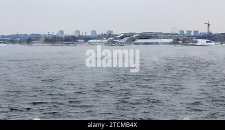 Blick über die ostsee zum Tallinner Rathaus - im estnischen Tallinna Linnahall - Gebäude im Winter Stockfoto