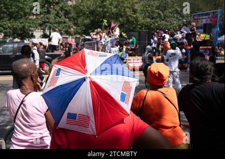 4. September 2023, USA, New York: Besucher beobachten die West Indian American Day Parade und den Karneval in Brooklyn. Foto: Sebastian Kahnert/dpa Stockfoto