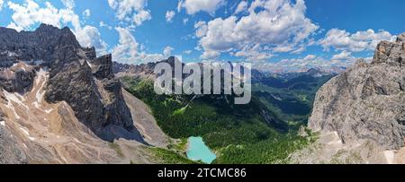 Panoramablick auf den blau-türkisfarbenen Sorapissee, Lago di Sorapiss, mit Bergen im Hintergrund in den Dolomiten. Einer der schönsten Seen. Stockfoto