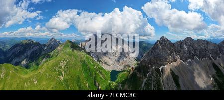 Panoramablick auf den Volaiasee, Wolayersee, an der Grenze zwischen Italien und Österreich mit dem Berg Coglians im Hintergrund. Stockfoto