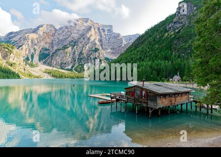 Blick auf den Pragser See oder den Pragser Wildsee in den Dolomiten, einem der schönsten Seen Italiens. Boote in der Mitte des Sees. Stockfoto