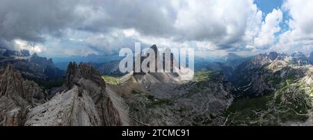 Panoramablick auf den Berg Tre Cime di Lavaredo an einem sonnigen Tag mit Wolken und Nebel in den Dolomiten, Italien. Stockfoto