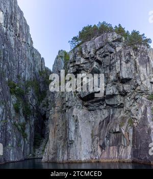 Fotografía panorámica de una de las perspectivas únicas del Lysefjord o Fiordo de la Luz, la Cueva de los vagabundos, Stavanger, Noruega Stockfoto