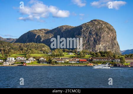 Lysefjord o fiordo de la luz. Besonders paisaje desde la cubierta de un barco, en ciertos lugares es tan profundo como altas las Montañas. Stavange Stockfoto