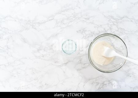 Hausgemachtes königliches Sahnehäubchen zum Dekorieren herzförmiger Zuckerkekse Stockfoto