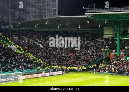 Glasgow, Großbritannien. Dezember 2023. Glasgow - Fans von Feyenoord während der sechsten Etappe der Gruppenphase der UEFA Champions League zwischen Celtic und Feyenoord im Celtic Park am 13. Dezember 2023 in Glasgow, Schottland. Credit: Box to Box Pictures/Alamy Live News Stockfoto