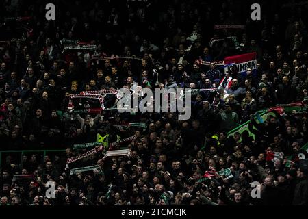 Glasgow, Großbritannien. Dezember 2023. Glasgow - Fans von Feyenoord während der sechsten Etappe der Gruppenphase der UEFA Champions League zwischen Celtic und Feyenoord im Celtic Park am 13. Dezember 2023 in Glasgow, Schottland. Credit: Box to Box Pictures/Alamy Live News Stockfoto