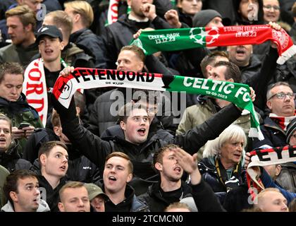 Glasgow, Großbritannien. Dezember 2023. Feyenoord-Fans beim UEFA Champions League-Spiel im Celtic Park, Glasgow. Der Bildnachweis sollte lauten: Neil Hanna/Sportimage Credit: Sportimage Ltd/Alamy Live News Stockfoto