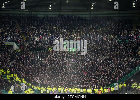 Glasgow, Großbritannien. Dezember 2023. Glasgow - Fans von Feyenoord während der sechsten Etappe der Gruppenphase der UEFA Champions League zwischen Celtic und Feyenoord im Celtic Park am 13. Dezember 2023 in Glasgow, Schottland. Credit: Box to Box Pictures/Alamy Live News Stockfoto