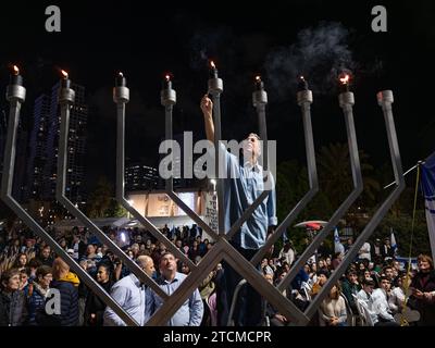 Tel Aviv, Israel. Dezember 2023. In der Nacht vor dem jüdischen Feiertag von Hanukka, dem Lichterfest, endet am 13. Dezember 2023 ein Hanukkiah-Leuchter mit Kerzen am Geiselplatz im Tel Aviv Museum in Tel Aviv, Israel. Auf dem Platz befinden sich Gedenkstätten und Ausstellungsstücke, die die Rückkehr der 137 Israelis fordern, die im Gazastreifen als Geiseln festgehalten wurden, seit sie während des Angriffs der Hamas auf Süd-Israel am 7. Oktober 2023 aus Israel genommen wurden. Foto von Jim Hollander/UPI Credit: UPI/Alamy Live News Stockfoto