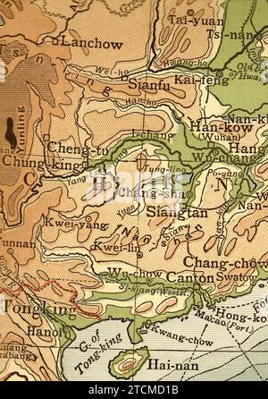 Alte geographische Karte in Sepia, die China zeigt. Stockfoto