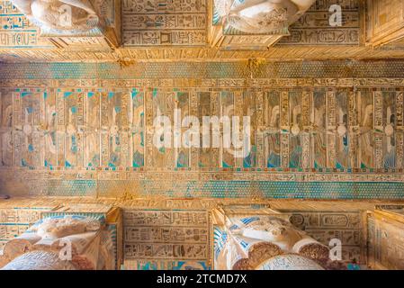 Dendera, Ägypten - das Dach im Inneren des Dendera-Tempels. Stockfoto