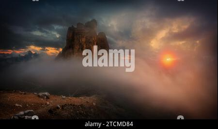 Abendnebel. Tre Cime Lavaredo. Dolomiten. Italien Stockfoto