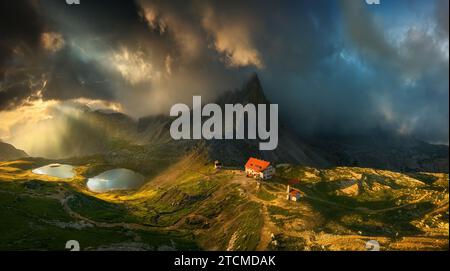 Dolomiten. Blick auf Tre Cime Lavaredo und Berghütte Antonio Locatelli. Stockfoto